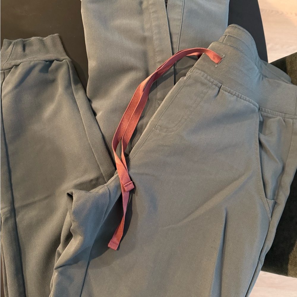 Womens Figs Zamora Jogger and one pocket scrub top